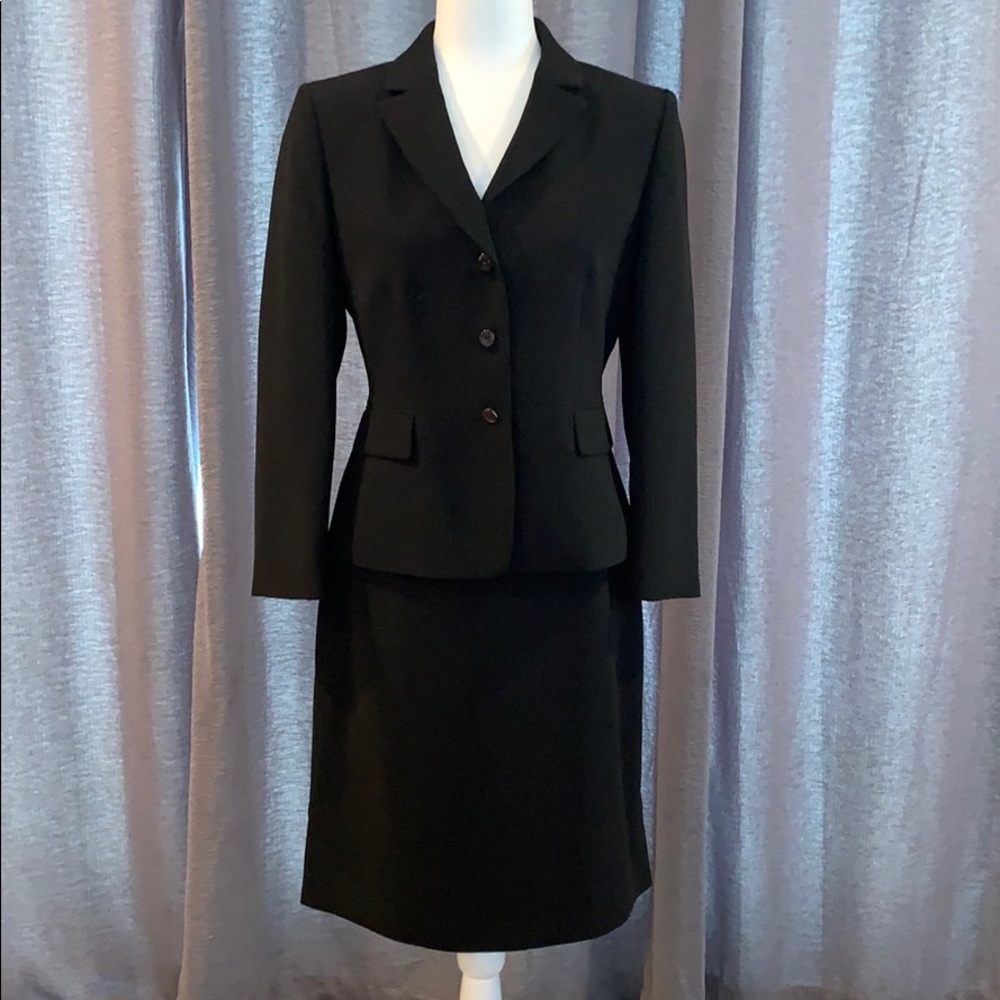 Tahari Jacket/Blazer & Skirt Suit Black EUC 8P